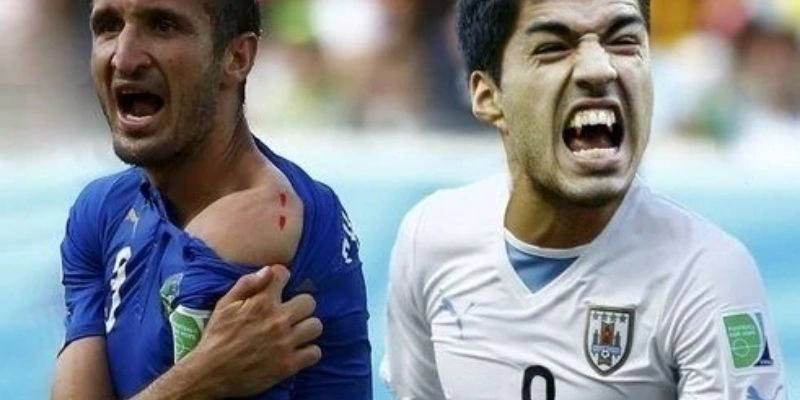 Luis Suárez cắn đối thủ 