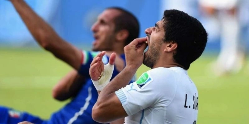 Luis Suárez cắn đối thủ