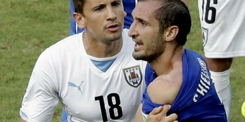 Luis Suárez cắn đối thủ 