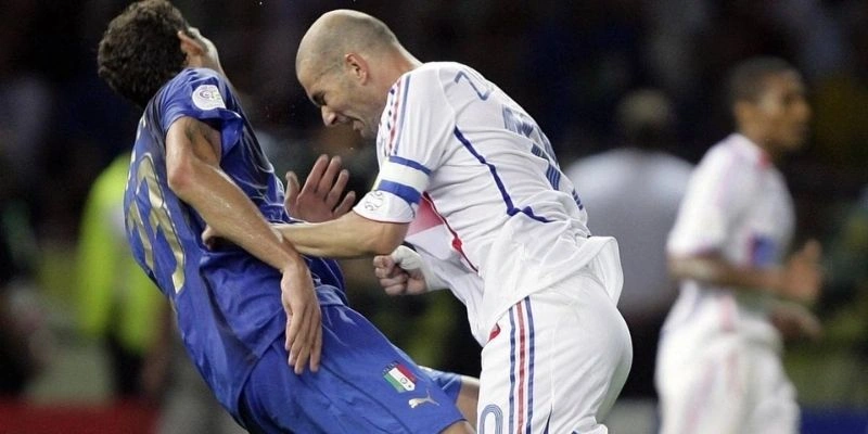 Zidane húc đầu Materazzi ở chung kết World Cup 2006